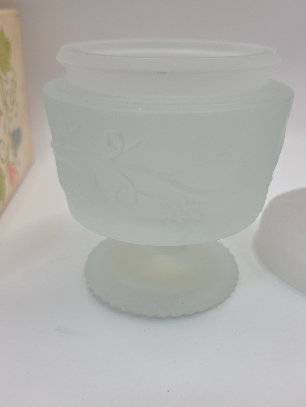 Avon Bird of Paradise Perfumed Skin Softener Jar - Frosted Glass. Vintage - Picture 4 of 6
